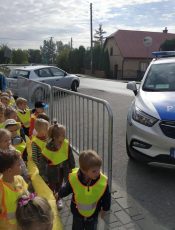 BEZPIECZNY PRZEDSZKOLAK – UTRWALAMY NUMERY ALARMOWE I UCZYMY SIĘ O RUCHU DROGOWYM