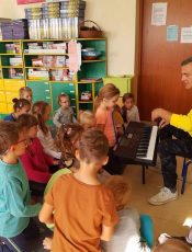 MUZYCZNE ZABAWY Z P. WALDKIEM – GRUPA V i VI – 8.10.2019 R.