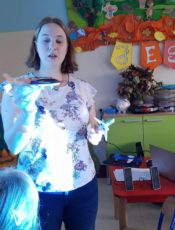 DLACZEGO SAMOLOT LATA? – DZIĘKUJEMY MAMIE MARYSI ZA CIEKAWE ZAJĘCIA – GRUPA VI