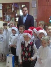 PRZEDSZKOLAKI Z ŻYCZENIAMI ŚWIĄTECZNYMI W URZĘDZIE GMINY I CENTRUM OŚWIATY – GRUPA V