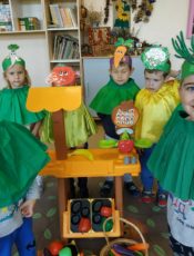 INSCENIZACJA WIERSZA „NA STRAGANIE” – GRUPA III