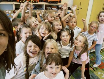 MALOWANIE KAMYKÓW – WSPÓŁPRACA Z  „ŁĄCZNIK – DOBRA INICJATYWA”