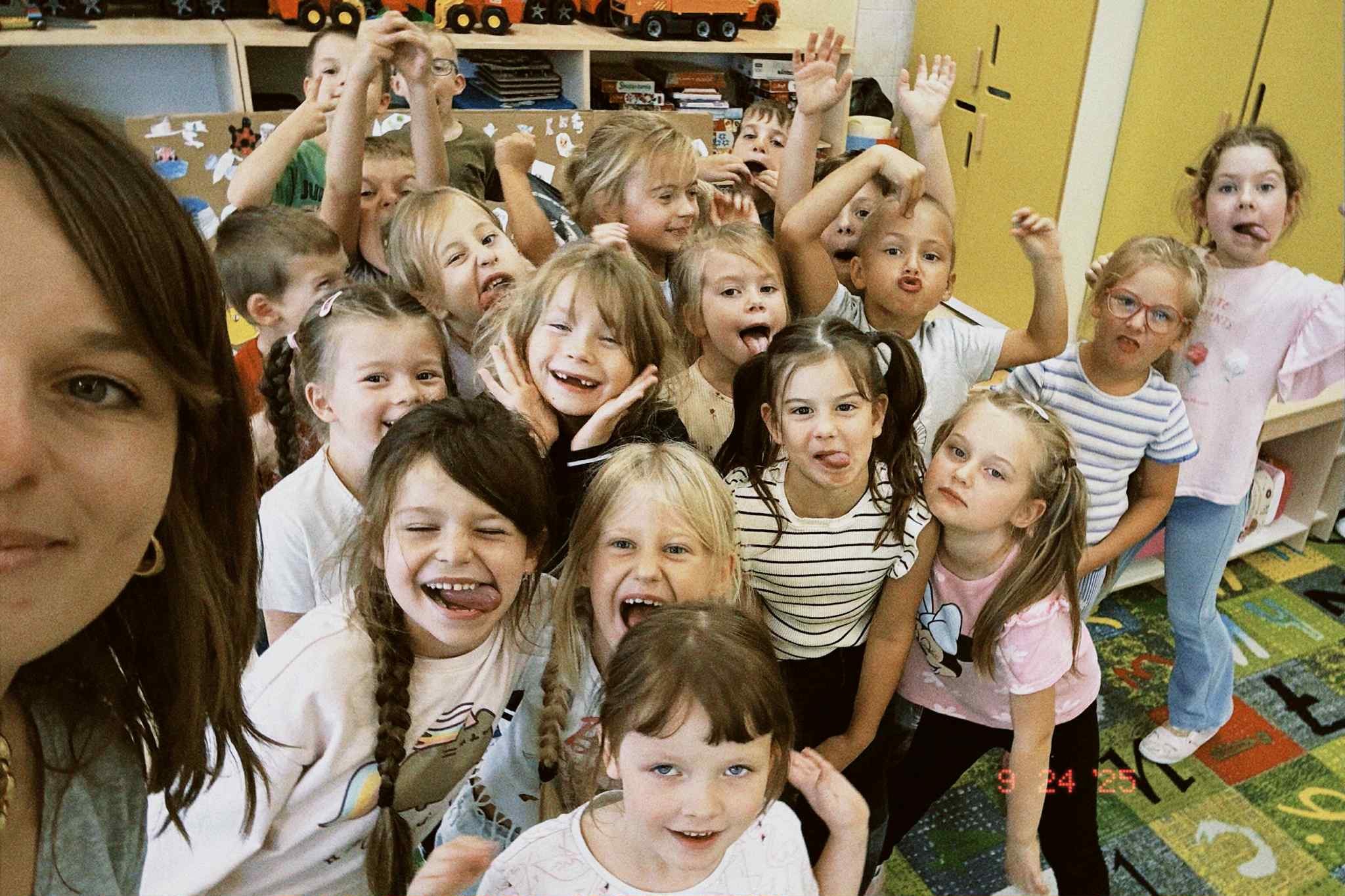 MALOWANIE KAMYKÓW – WSPÓŁPRACA Z  „ŁĄCZNIK – DOBRA INICJATYWA”